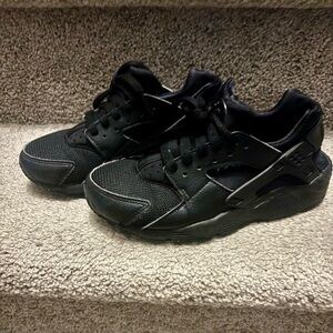 Nike Black Huarache Sneakers Sleek Design